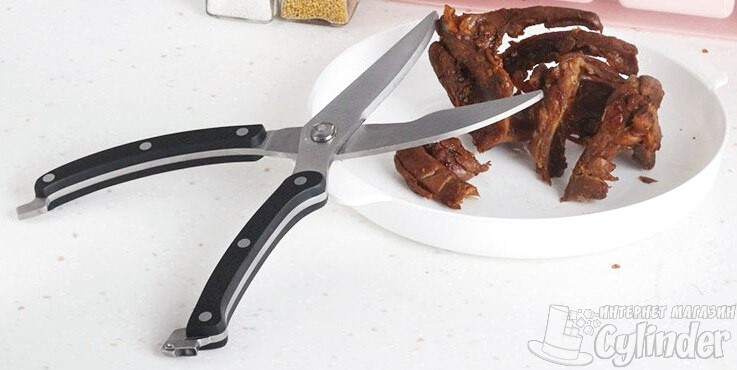 С помощью кухонных ножниц для мяса можно без проблем разделать 5-килограммовую тушу гуся или молодого бройлера